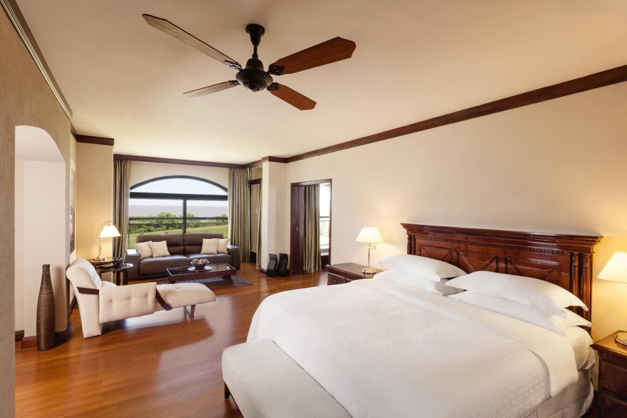 Sheraton Colonia Golf & Spa Resort Colonia Del Sacramento Exterior foto A guest room at the Four Seasons Hotel