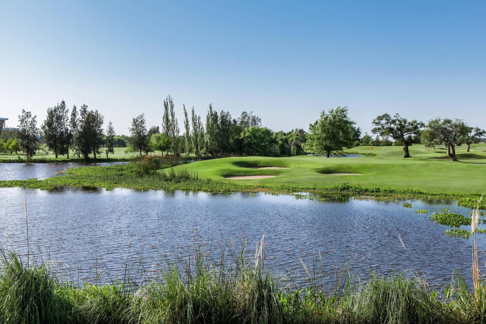 Sheraton Colonia Golf & Spa Resort Colonia Del Sacramento Exterior foto Golf course in the city