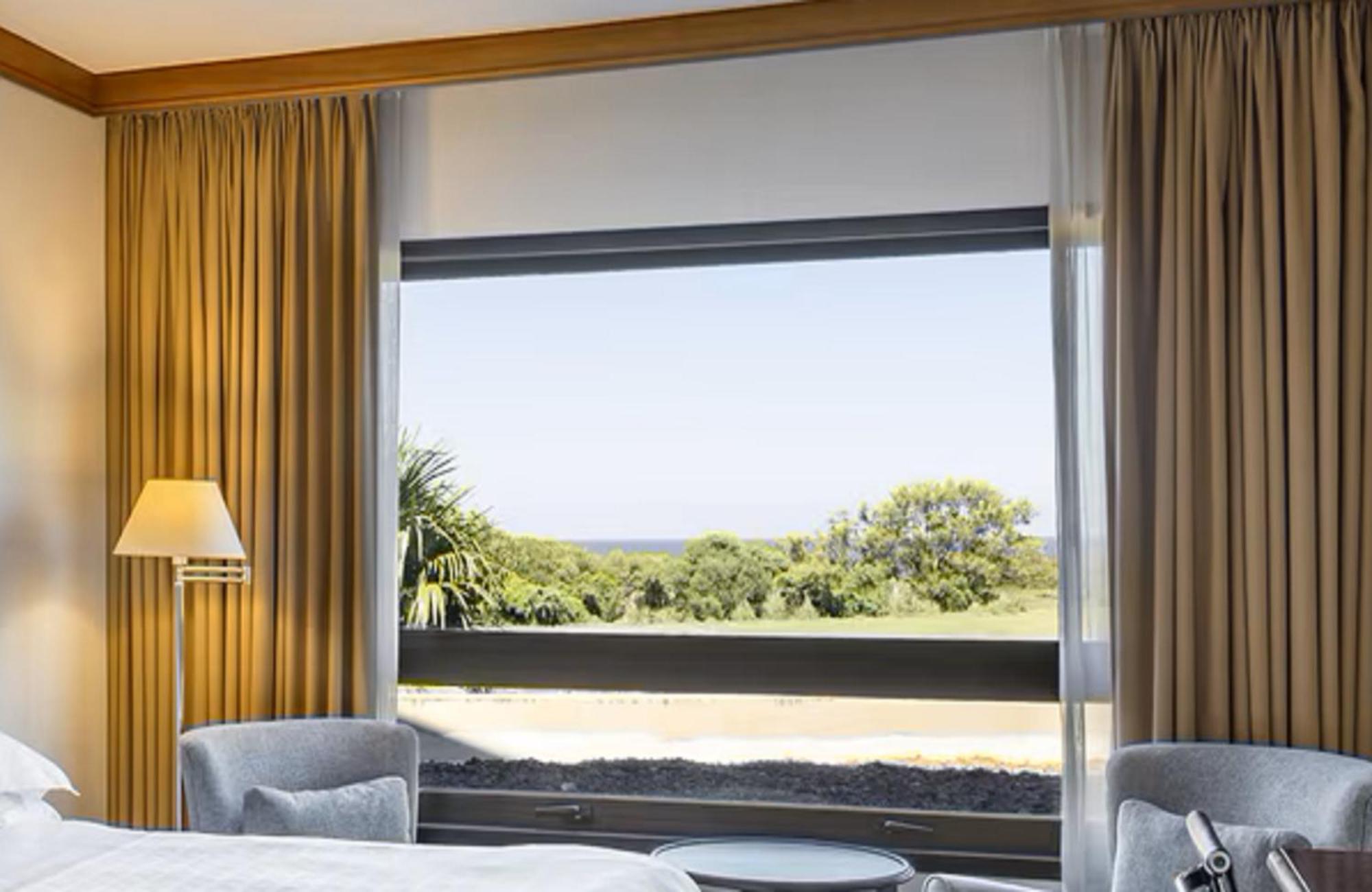 Sheraton Colonia Golf & Spa Resort Colonia Del Sacramento Exterior foto A window with a roller blind