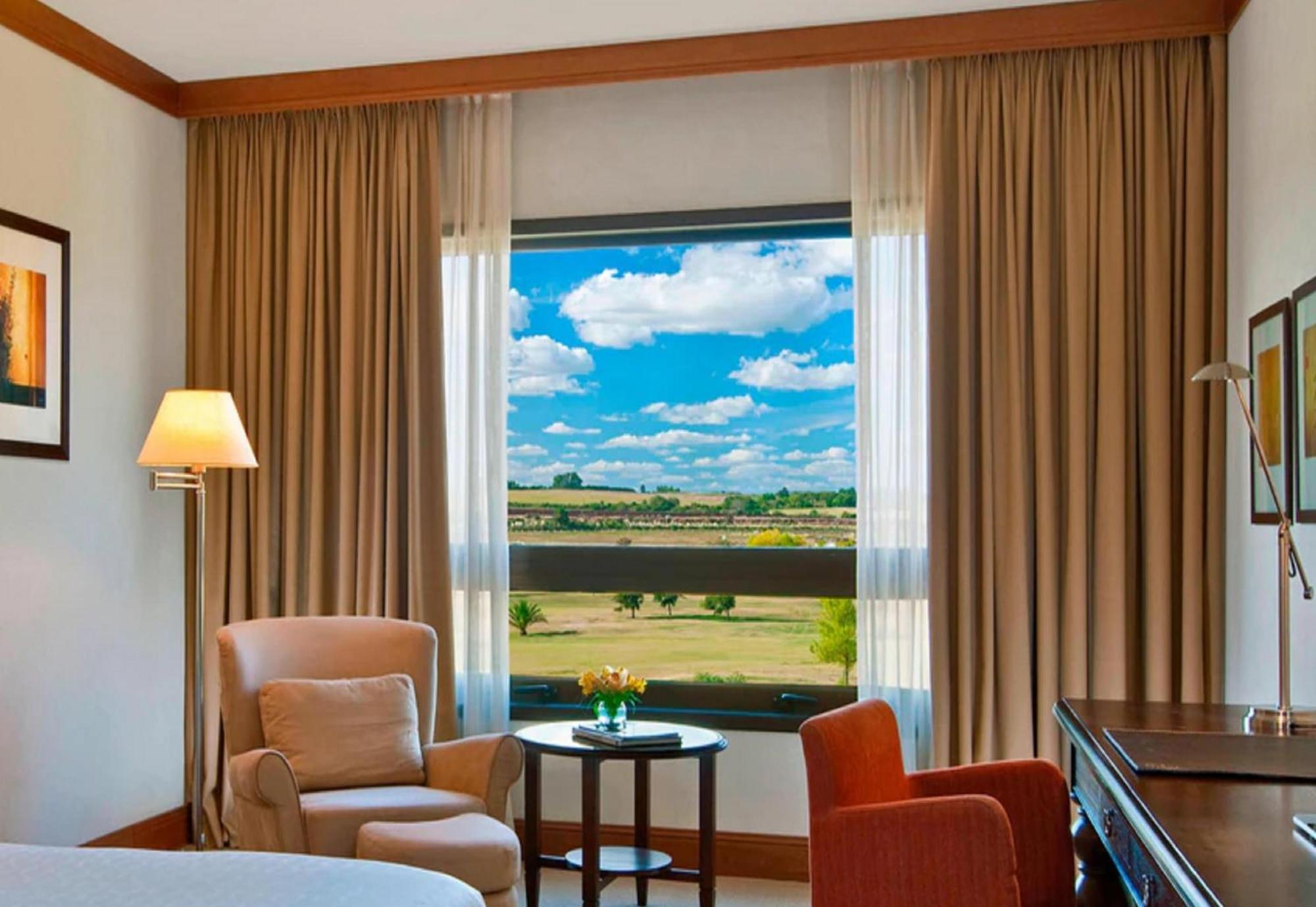 Sheraton Colonia Golf & Spa Resort Colonia Del Sacramento Exterior foto A room at the hotel