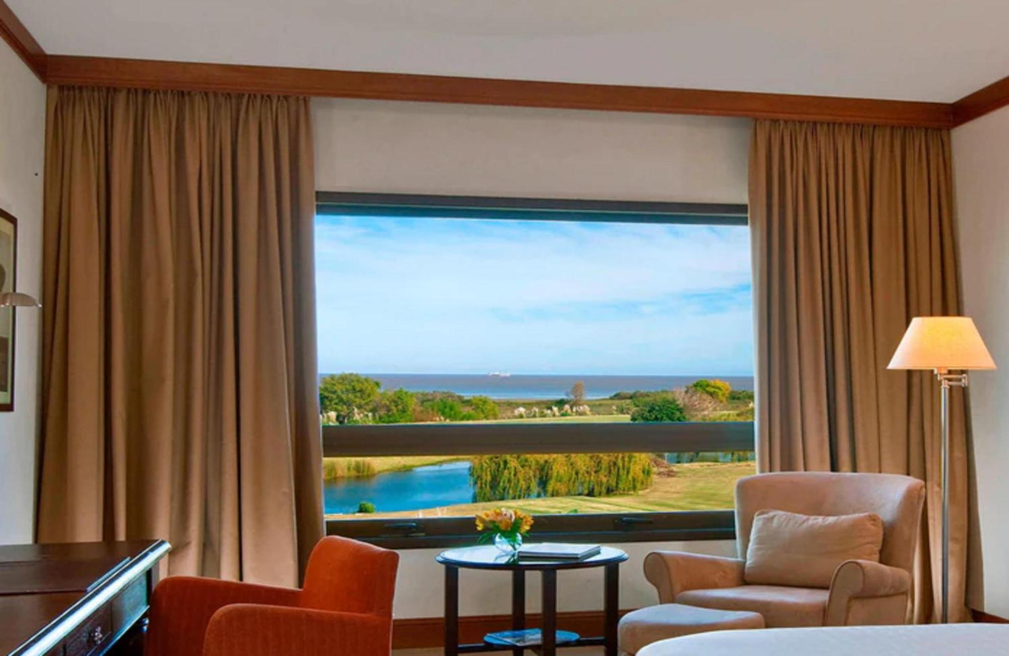 Sheraton Colonia Golf & Spa Resort Colonia Del Sacramento Exterior foto A room at the Sheraton Vistana Resort