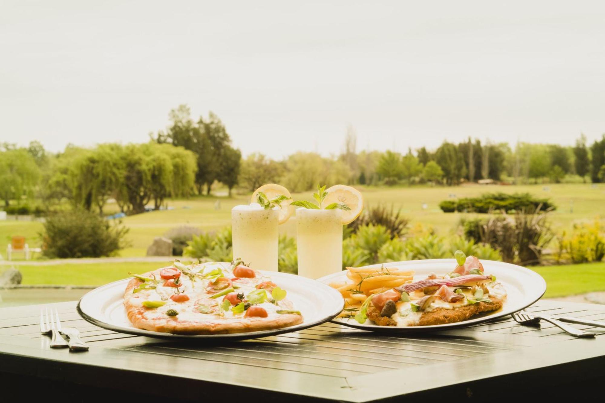 Sheraton Colonia Golf & Spa Resort Colonia Del Sacramento Exterior foto A view of the golf course from the restaurant