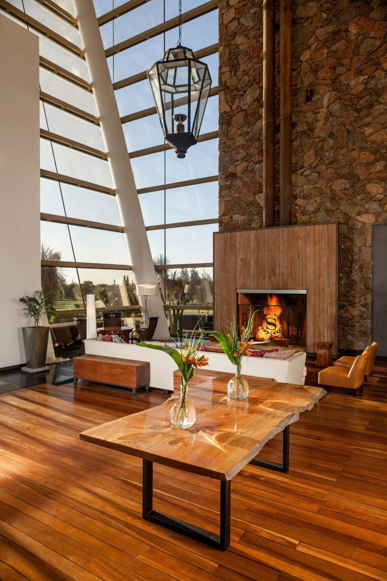 Sheraton Colonia Golf & Spa Resort Colonia Del Sacramento Exterior foto Interior of the clubhouse