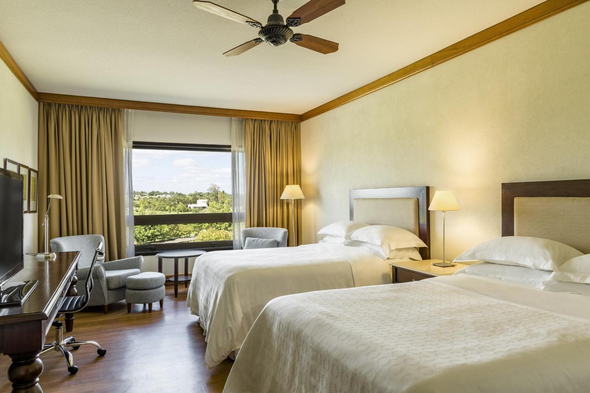 Sheraton Colonia Golf & Spa Resort Colonia Del Sacramento Exterior foto A guest room at the Hilton San Diego Bayfront