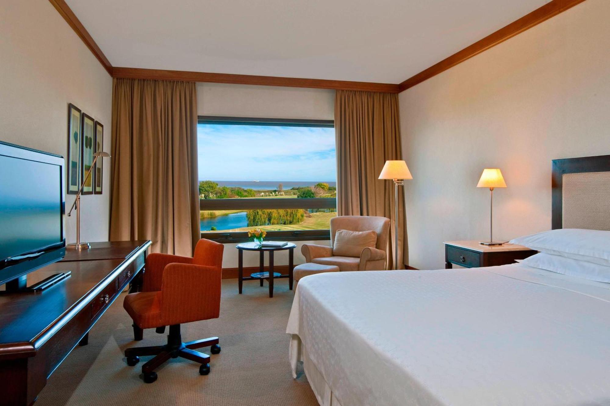Sheraton Colonia Golf & Spa Resort Colonia Del Sacramento Exterior foto A room at the Sheraton Vistana Resort