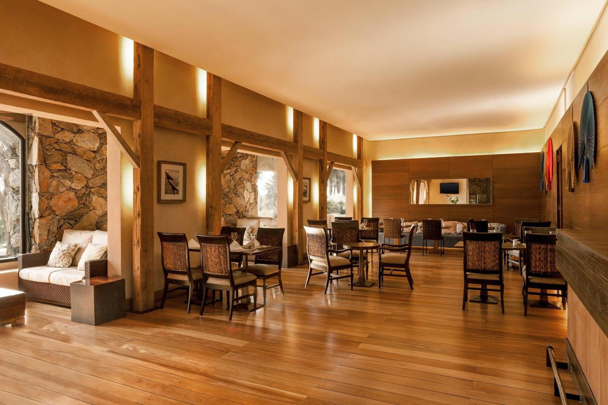 Sheraton Colonia Golf & Spa Resort Colonia Del Sacramento Exterior foto The restaurant at the hotel