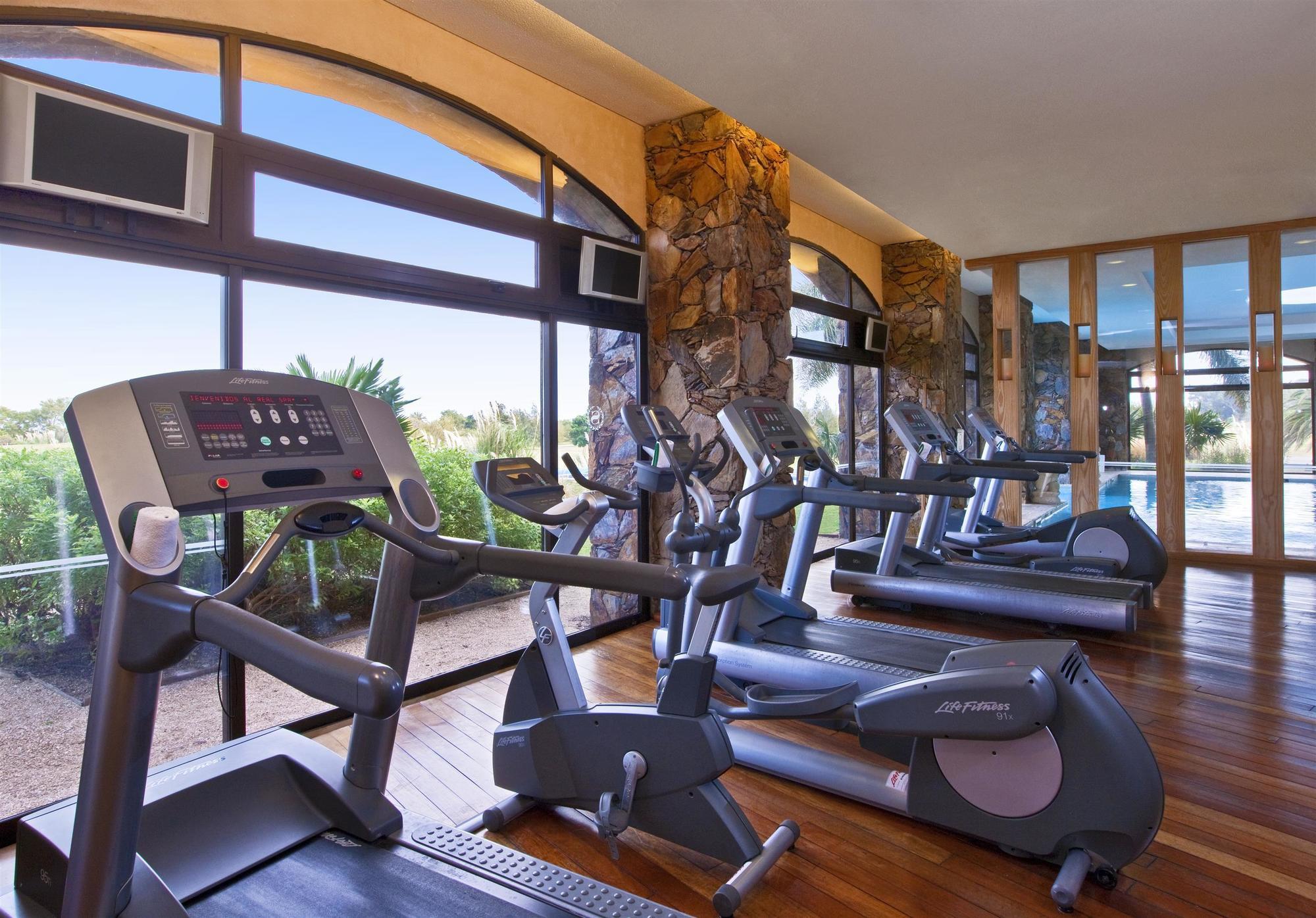 Sheraton Colonia Golf & Spa Resort Colonia Del Sacramento Exterior foto A gym at a hotel